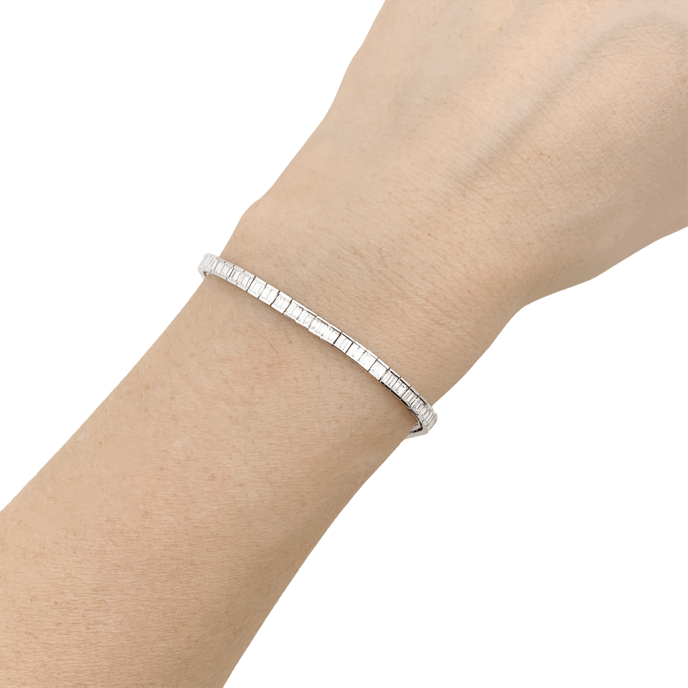 Bracelet ligne, or blanc et diamants taille baguette. 6