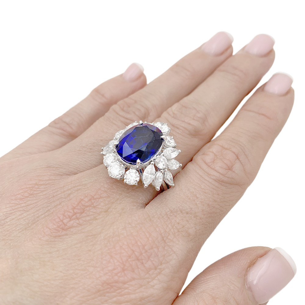 Bague or blanc, diamants, saphir. 7