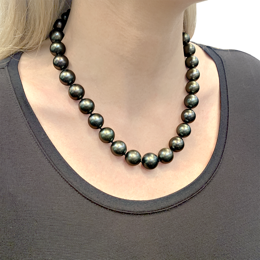 Collier perles de Tahiti, or blanc, diamants. 7