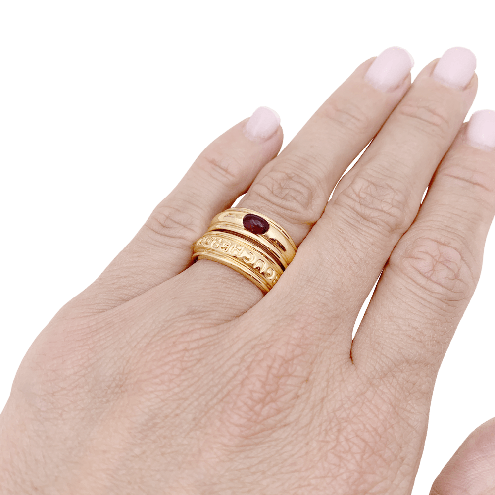 Bague BOUCHERON or jaune, rubis cabochon. 6