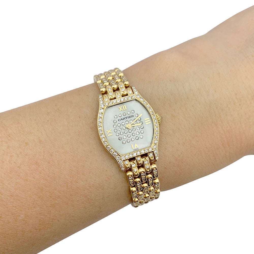 Montre Cartier "Tortue" or jaune, diamants, nacre. 3