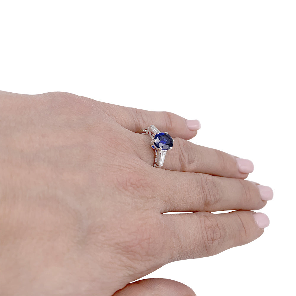 Bague saphir, platine et diamants. 8