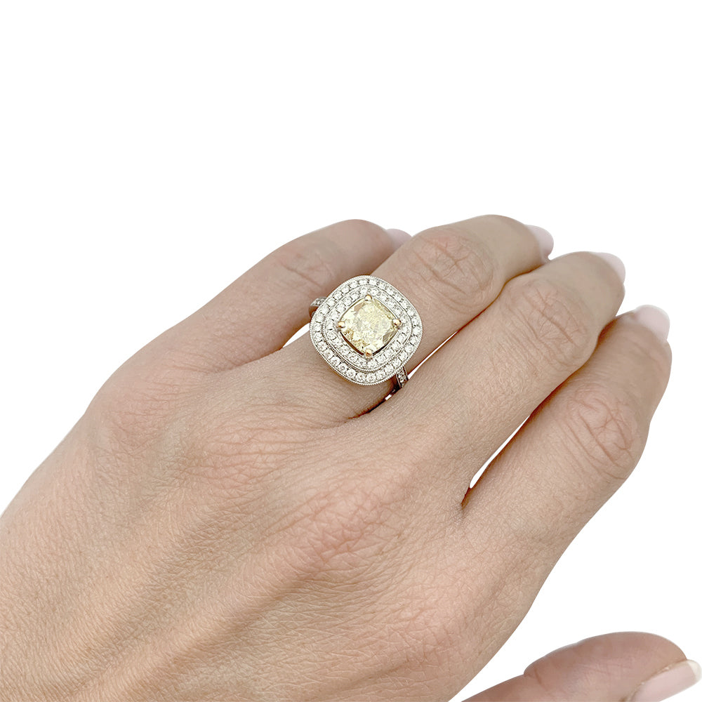 Bague or blanc, diamants et d'un diamant jaune de 2 carats 9