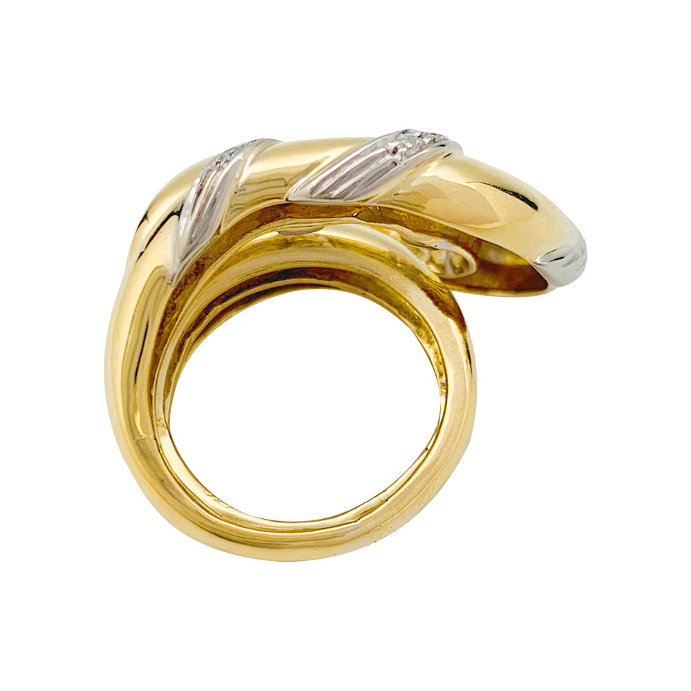 Une bague “Noeud de 8” en or jaune et blanc, rehaussée de diamants taille 8/8.  Poids brut: 18,1 grammes. 9