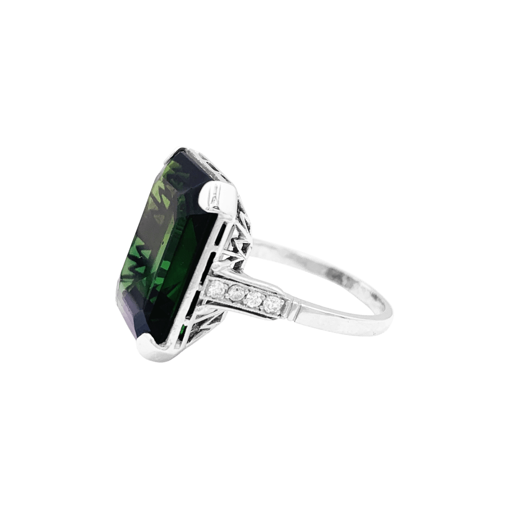Bague or blanc et platine sertie d'une tourmaline et de diamants. 3