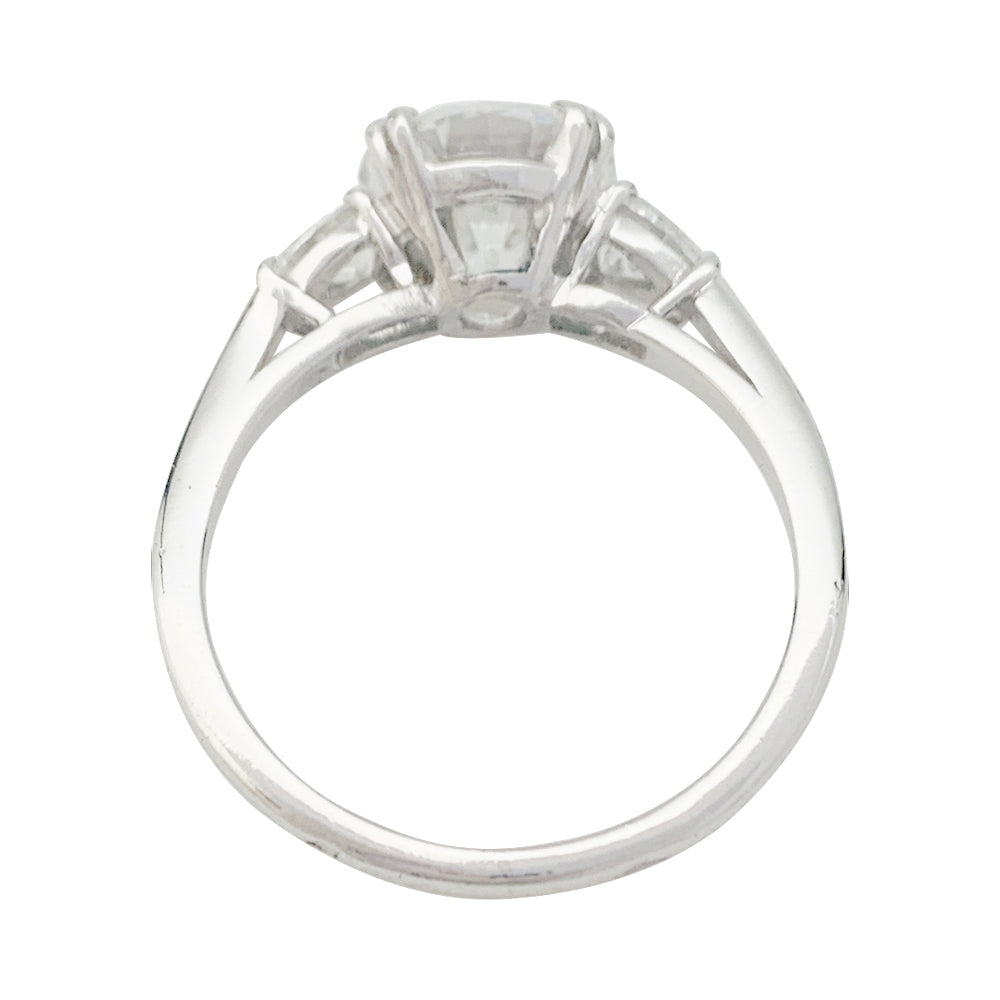 Une bague solitaire en platine 950/000 centrée d’un diamant taille brillant de 2 carats, couleur E, pureté VVS2 épaulé de diamants poires.   LFG  N°392391 E VVS2. (2022).  Poids : 4,3 grammes 3