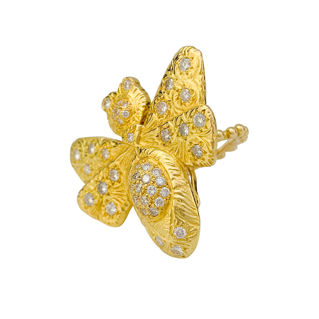 Une bague Garnazelle figurant un papillon en or jaune 750/000, rehaussé de diamants taille brillant. Poids brut: 20 grammes 2