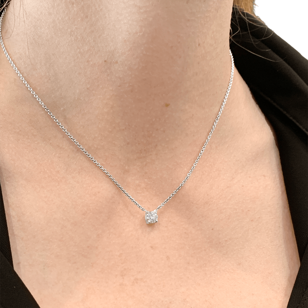 Collier solitaire, or blanc et diamant.  6