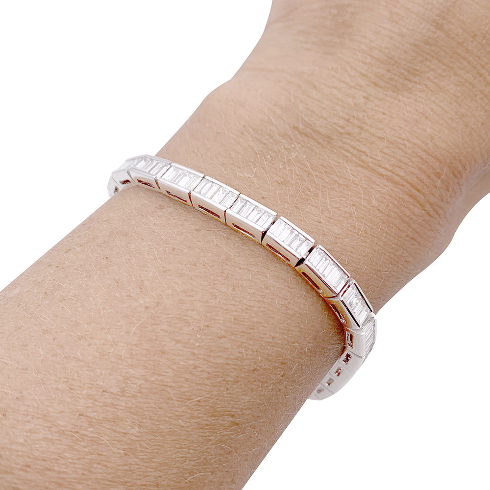 Bracelet ligne, or blanc et diamants taille baguette. 1