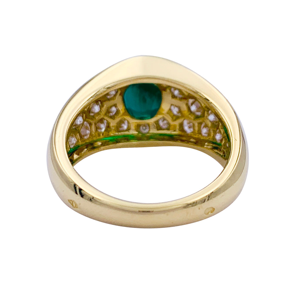 Bague or jaune, émeraude ovale et pavage diamants. 2