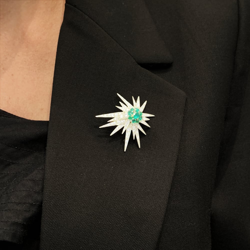Broche "Étoile", or blanc, platine, émeraudes et diamants. 6