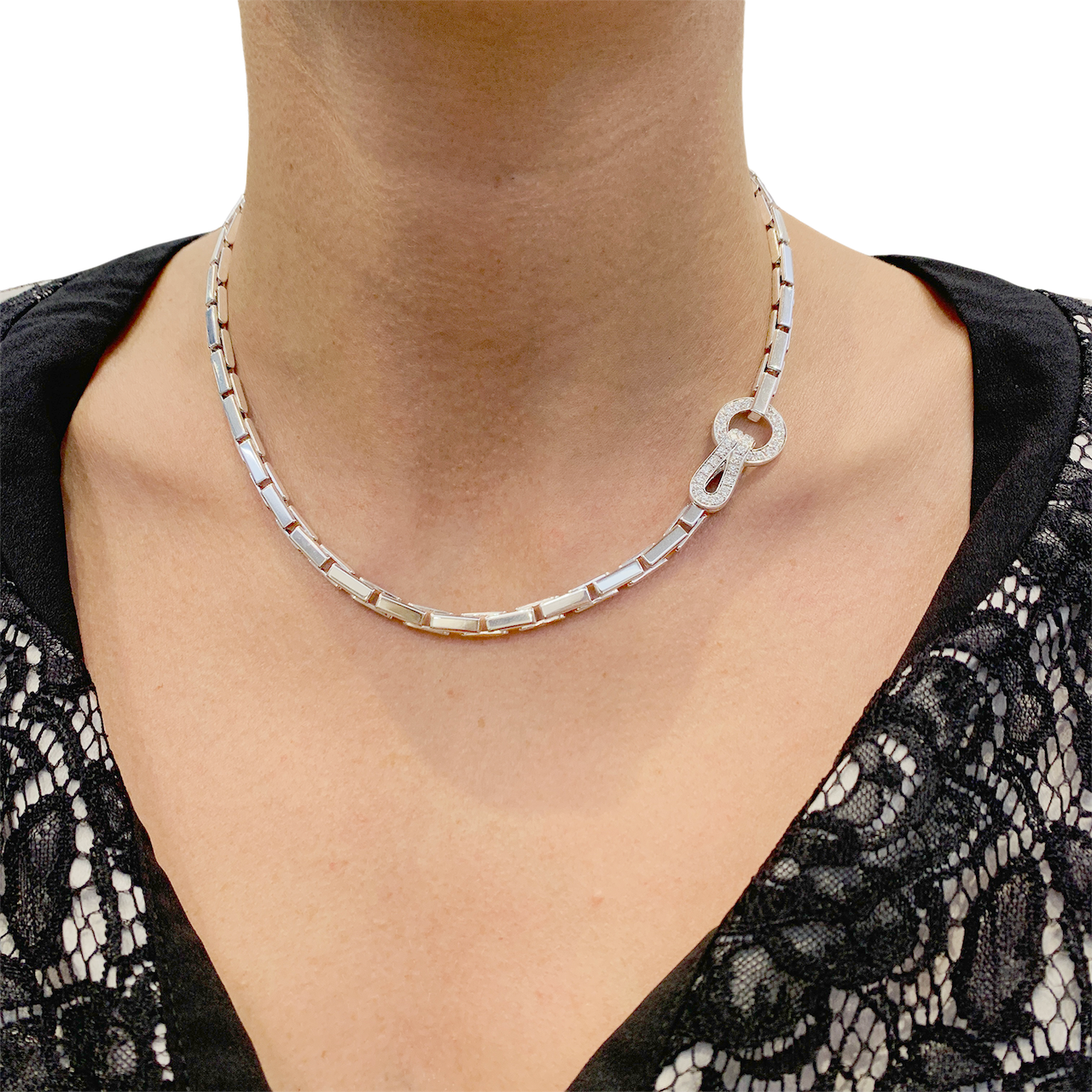 Collier Cartier "Agrafe" en or blanc et diamants. 7