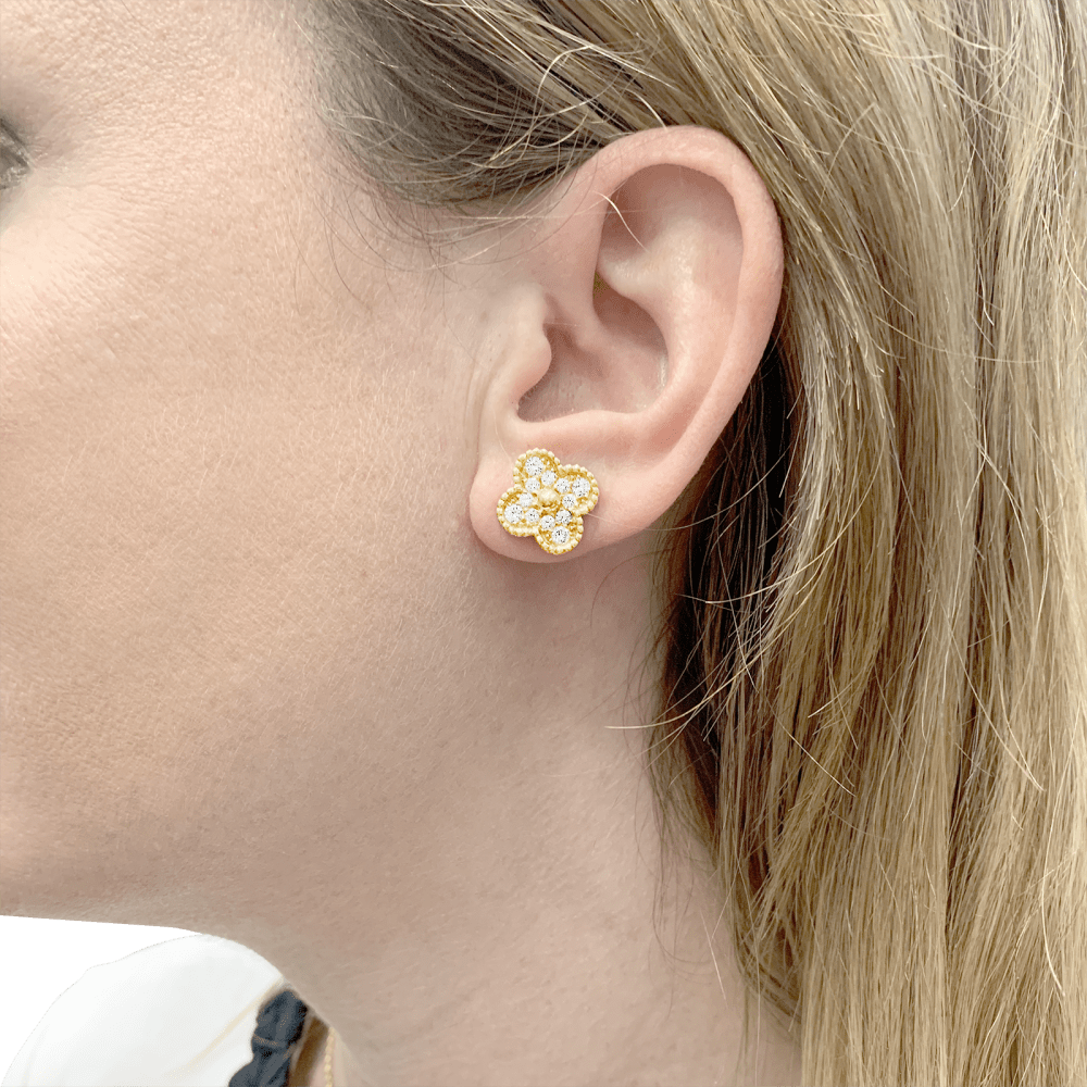 Puces d'oreilles vintages Van Cleef & Arpels, "Alhambra" or jaune et diamants. 6