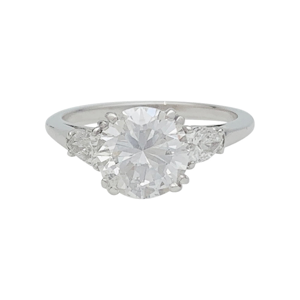 Une bague solitaire en platine 950/000 centrée d’un diamant taille brillant de 2 carats, couleur E, pureté VVS2 épaulé de diamants poires.   LFG  N°392391 E VVS2. (2022).  Poids : 4,3 grammes 4