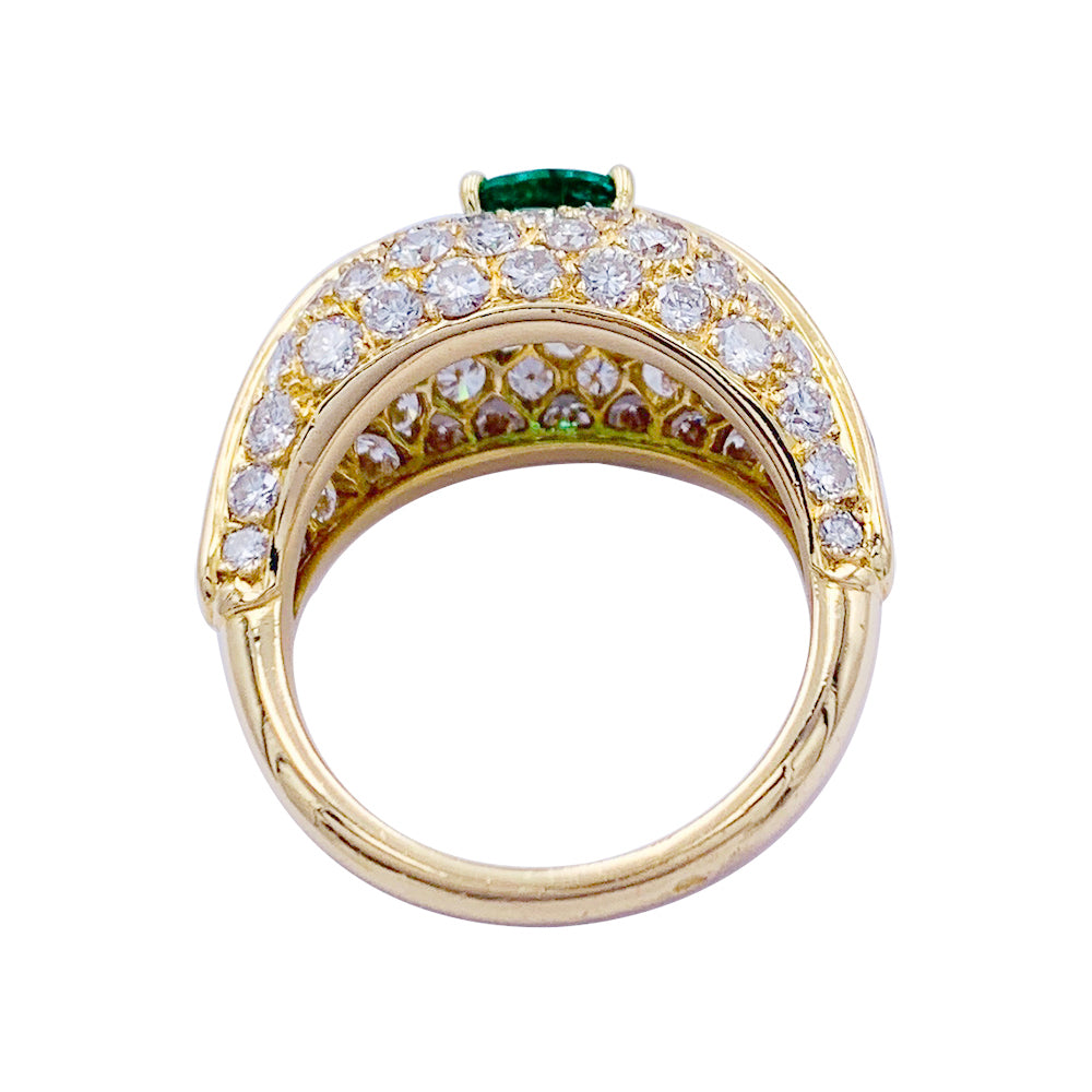 Bague or jaune, émeraude coussin et pavage diamants. 1