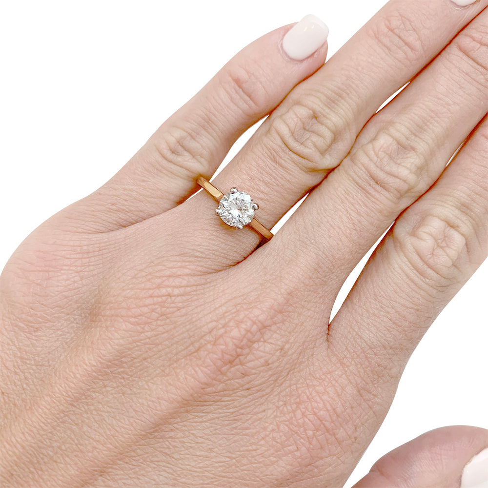 Bague sertie d’un diamant taille brillant. Certificat HRD N°031379 de 1979 1,03 carat H VVS2.  Certificat LFG 391420 de 2022. 2,2gr 3