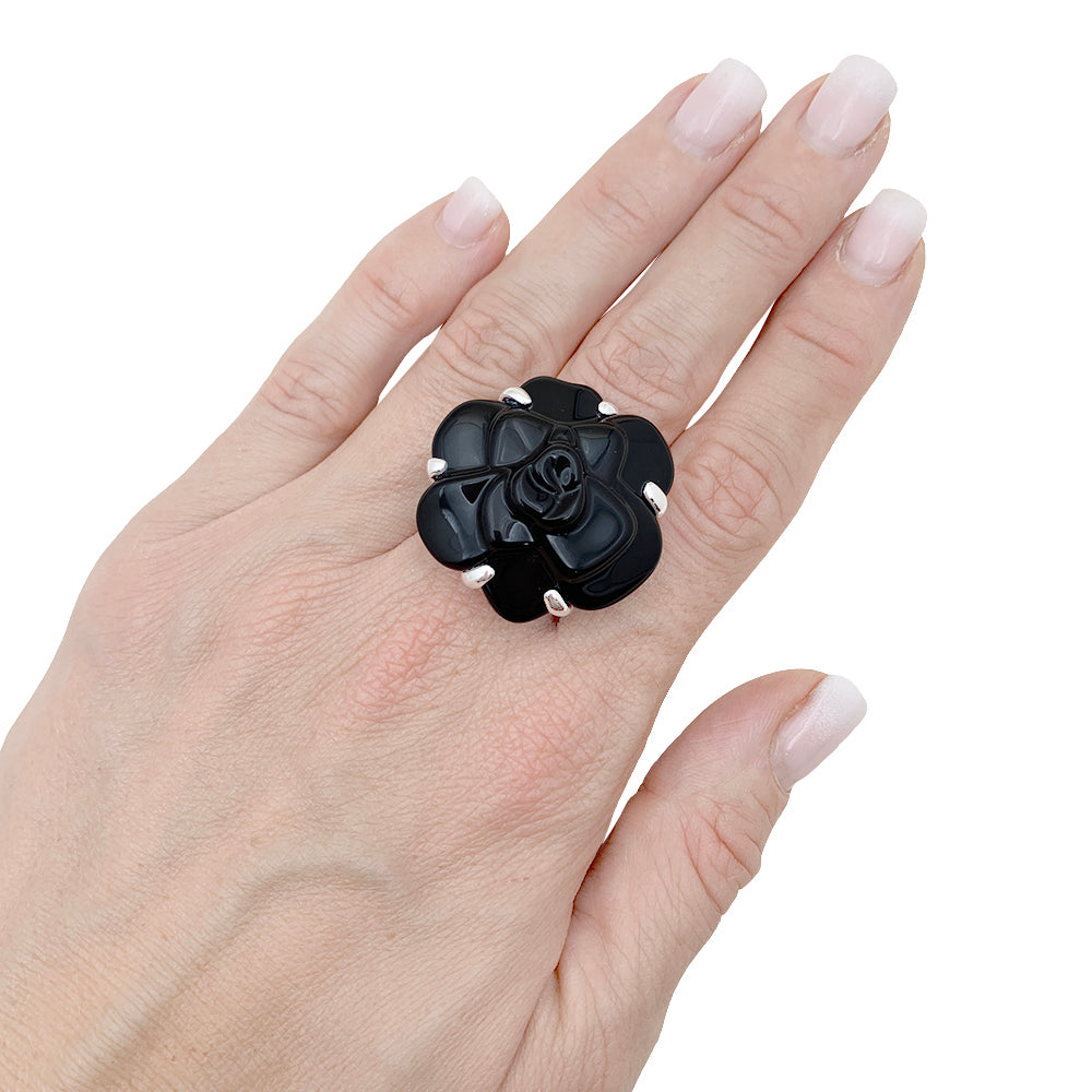 Bague Chanel, modèle "Camélia", en or blanc et onyx. 5