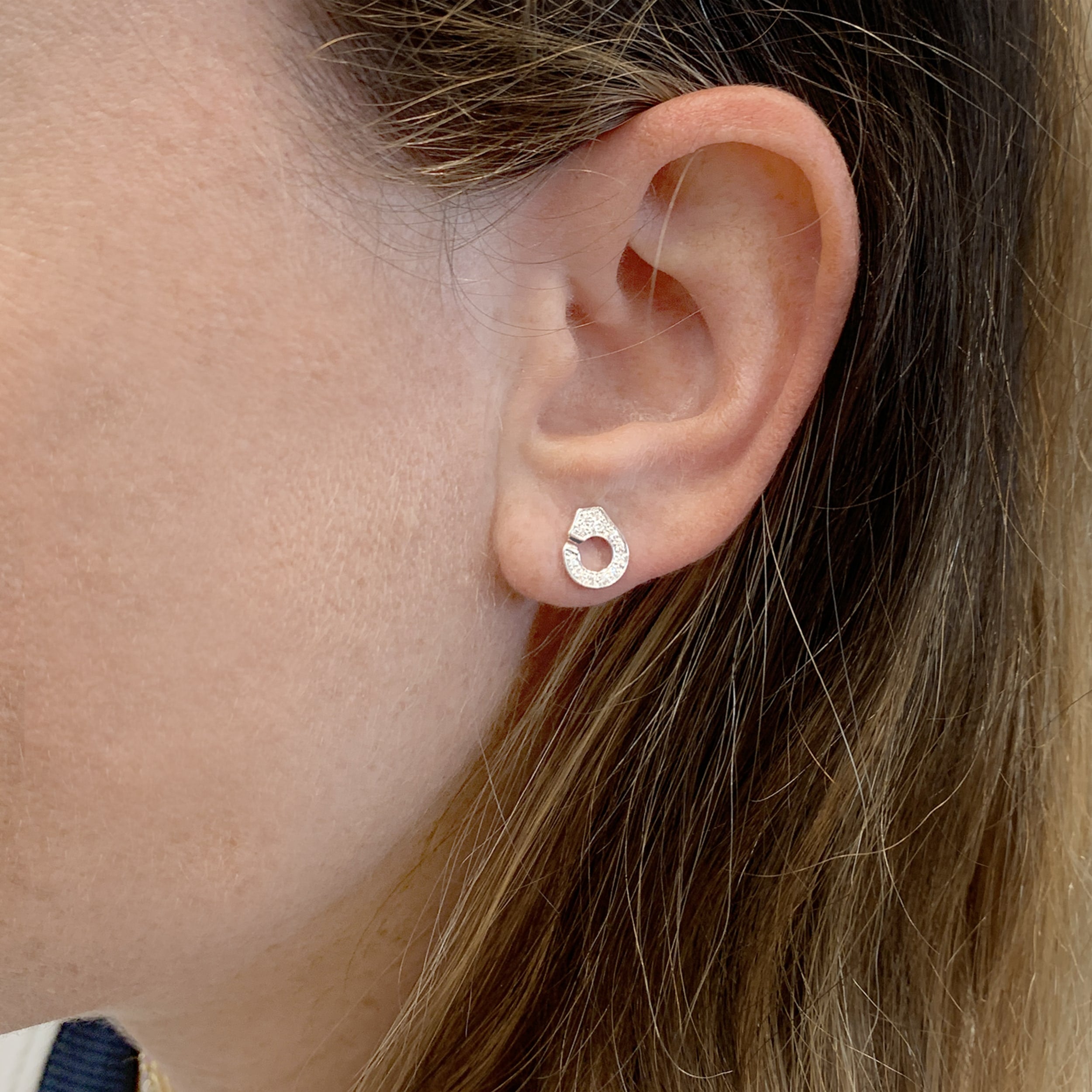 Puces d'oreilles Dinh Van, "Menottes" or blanc et diamants.   6