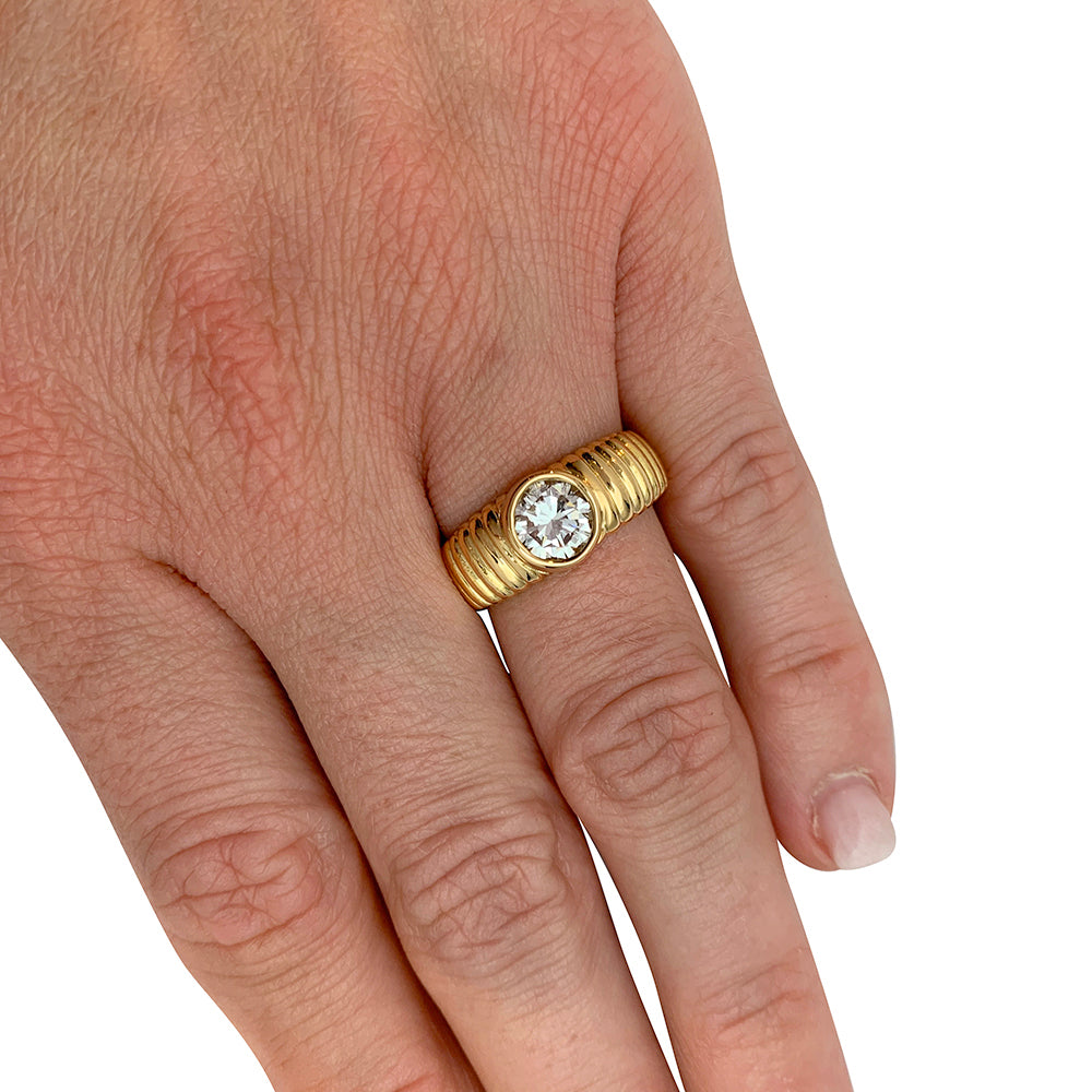 Une bague en or jaune godronnée 750/000 sertie d’un diamant taille brillant de 1,01 carat, couleur D, pureté IF.  LFG 389865 de 2022. Poids brut:5,8 grammes 7