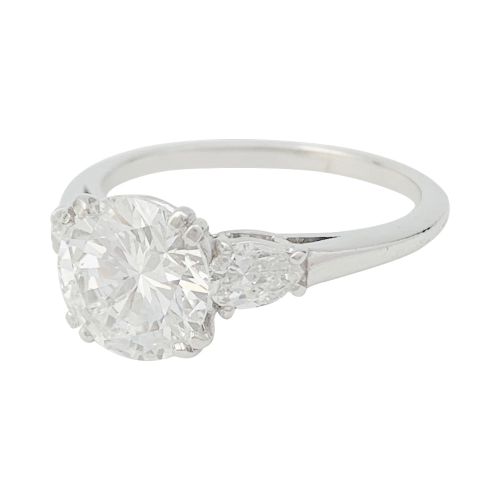 Une bague solitaire en platine 950/000 centrée d’un diamant taille brillant de 2 carats, couleur E, pureté VVS2 épaulé de diamants poires.   LFG  N°392391 E VVS2. (2022).  Poids : 4,3 grammes 2