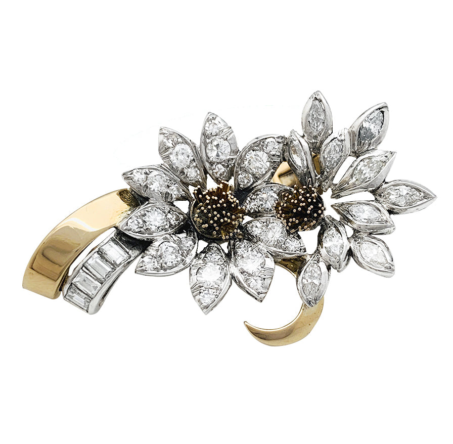 Une paire de boucles d’oreilles clip “edelweiss” en or jaune 750/000 et platine 950/000 sertie de diamants taille brillant et baguette.  Poids brut: 19,4 grammes 2