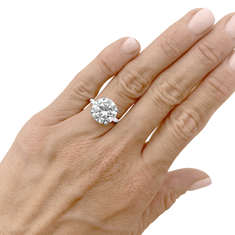 Bague en platine sertie d'un diamant 5.01 carats. 6