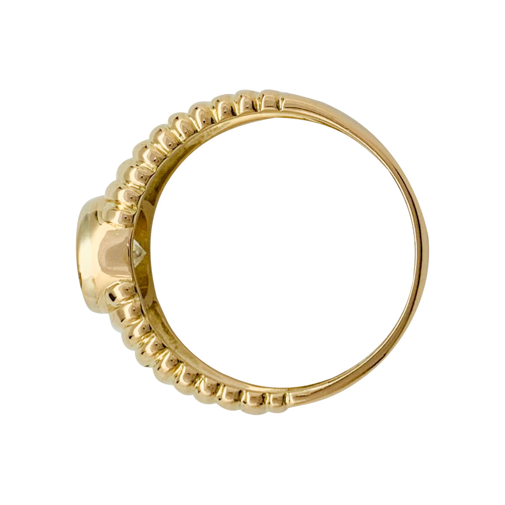 Une bague en or jaune godronnée 750/000 sertie d’un diamant taille brillant de 1,01 carat, couleur D, pureté IF.  LFG 389865 de 2022. Poids brut:5,8 grammes 5