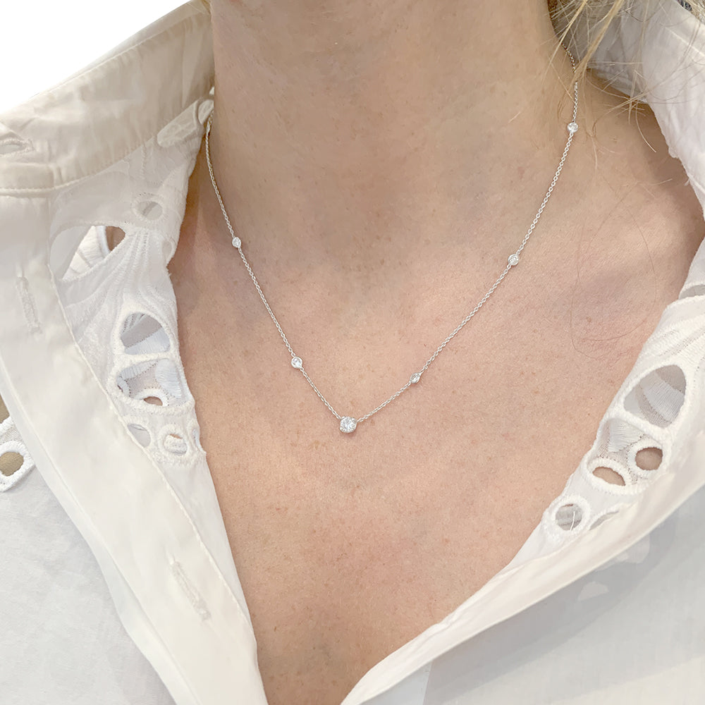 Collier or blanc et diamants. 6