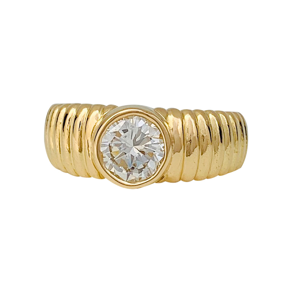 Une bague en or jaune godronnée 750/000 sertie d’un diamant taille brillant de 1,01 carat, couleur D, pureté IF.  LFG 389865 de 2022. Poids brut:5,8 grammes 3