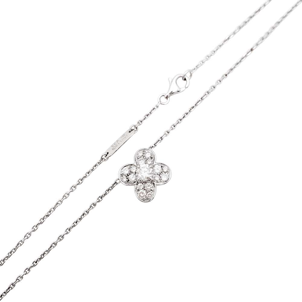 Collier Van Cleef & Arpels, "Trefle", or blanc et diamants.  5