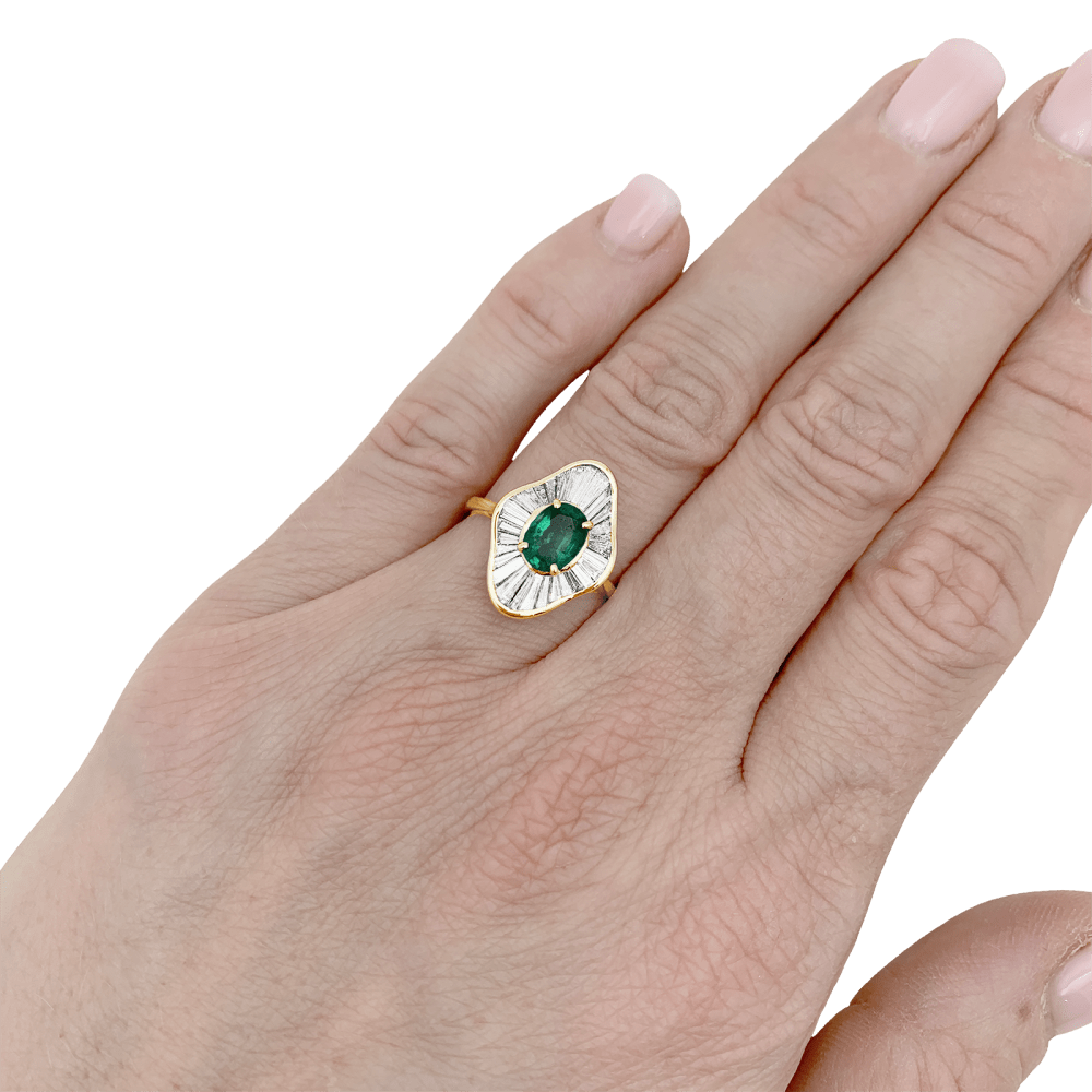 Bague "Jupe", or jaune, diamants, émeraude.  5
