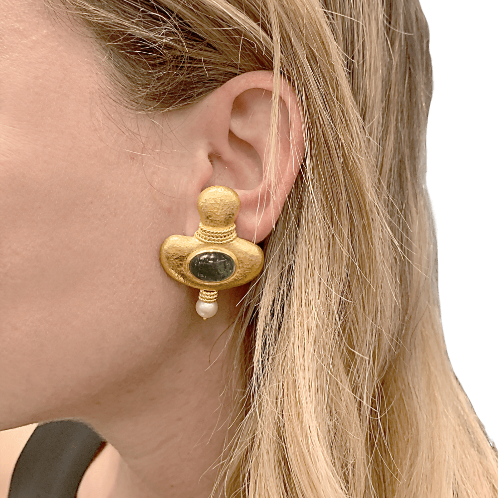 Boucles d'oreilles en or jaune 22kt martelé, tourmalines vertes et perles. 5