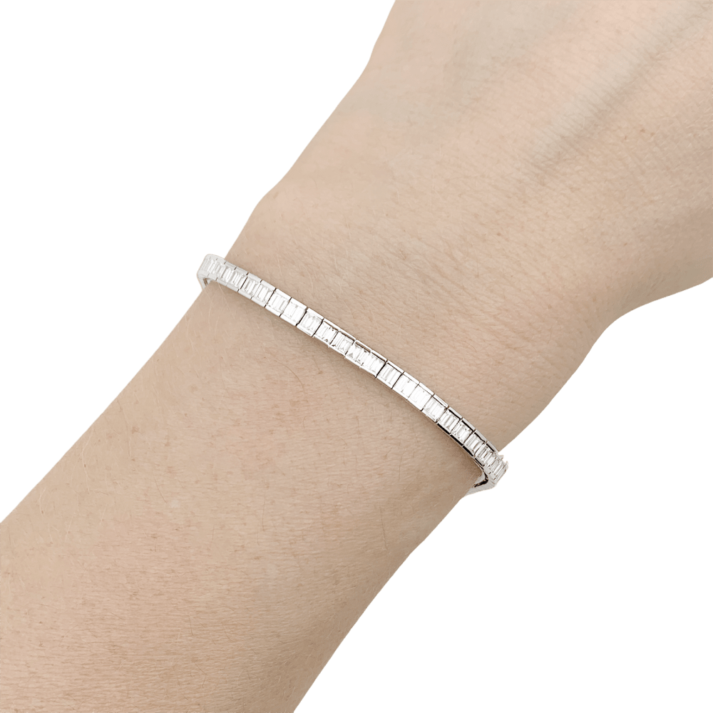Bracelet ligne, or blanc et diamants taille baguette. 5