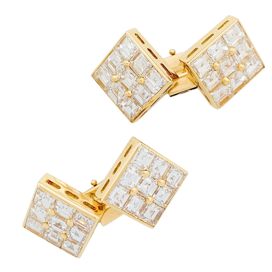 Une paire de boutons de manchette signée de la Maison Boucheron, en or jaune 750/000, formée de 4 carrés, chacun sertis de 9 diamants taille carrée. Poids total des diamants: environ 7 carats.  Poids brut: 11,2 grammes. 3