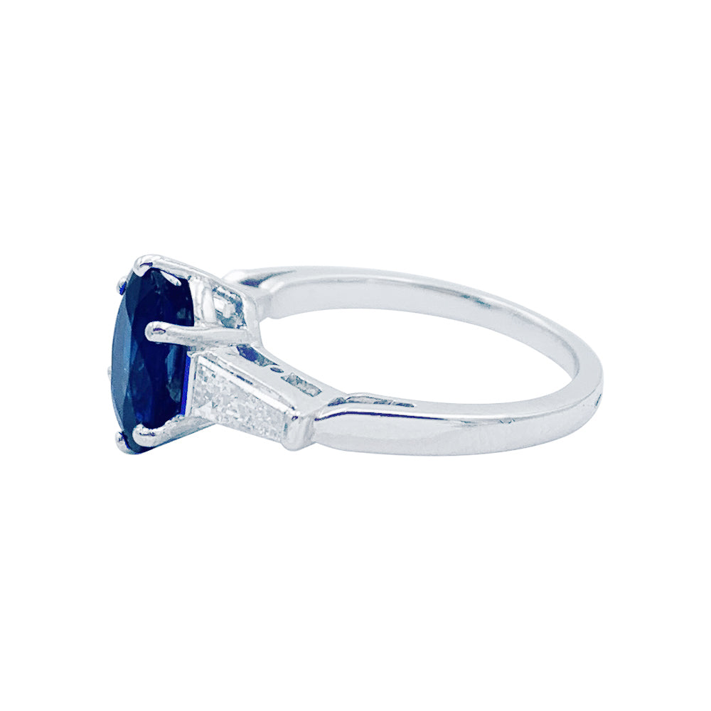 Bague saphir, platine et diamants. 2