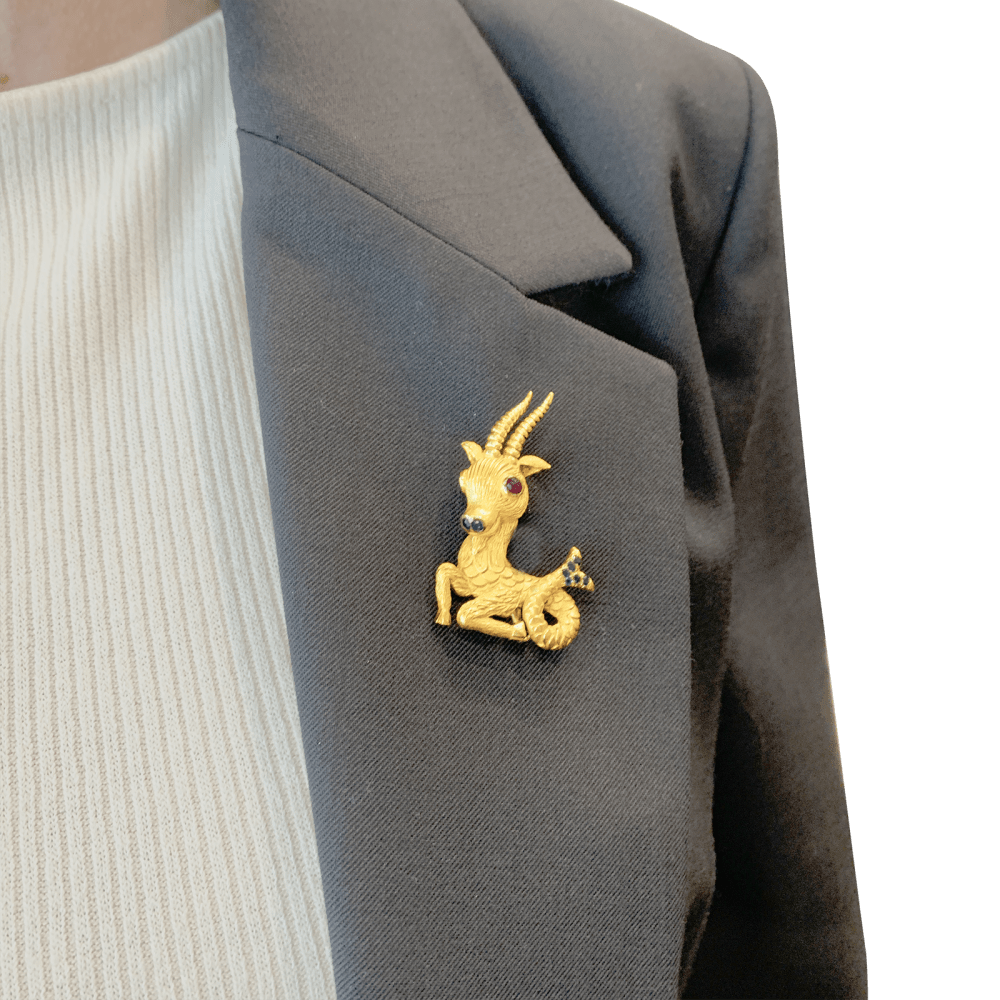 Broche-clip, "Capricorne", or jaune, rubis, saphirs. 6