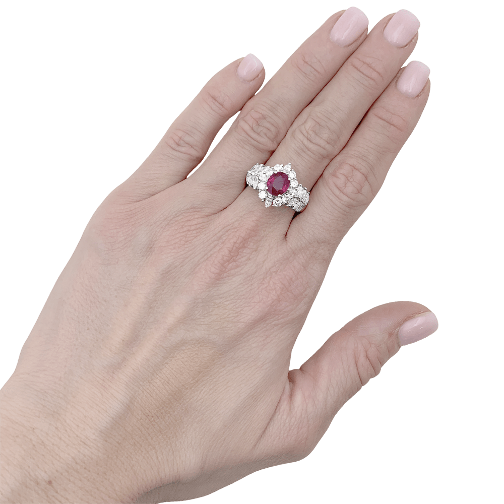 Bague or blanc, rubis et diamants.  5