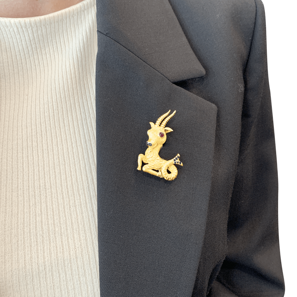 Broche-clip, "Capricorne", or jaune, rubis, saphirs. 5