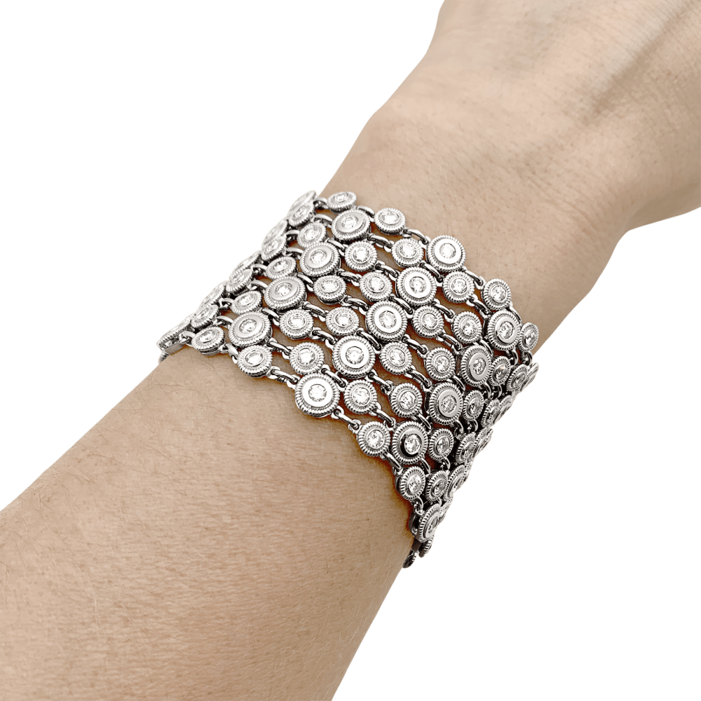 Bracelet souple, or blanc et diamants.  7