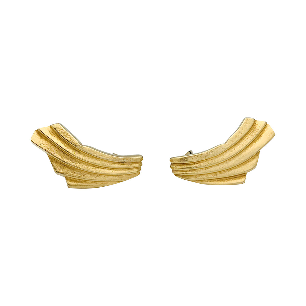 Une paire de boucles d’oreilles signée Ilia Lalaounis en or jaune 750/000, doré à l’or fin, drapée.  Poids brut: 38,3 grammes. 2