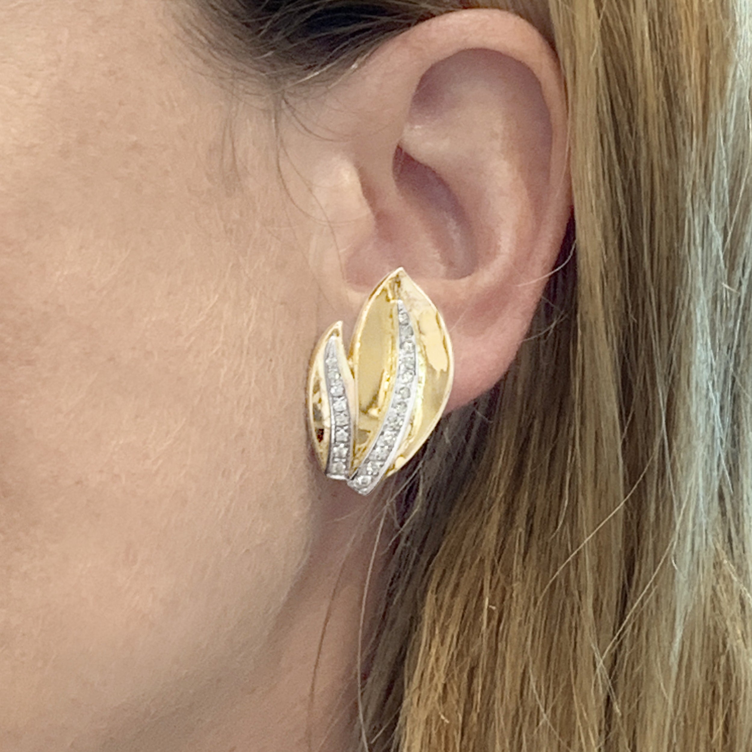 Boucles d'oreilles "Feuilles", deux tons d'or et diamants.  6