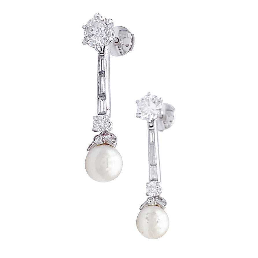 Boucles d'oreilles pendantes or blanc, platine, perles et diamants. 2