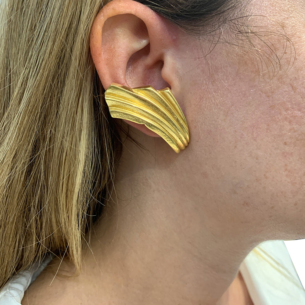 Une paire de boucles d’oreilles signée Ilia Lalaounis en or jaune 750/000, doré à l’or fin, drapée.  Poids brut: 38,3 grammes. 4