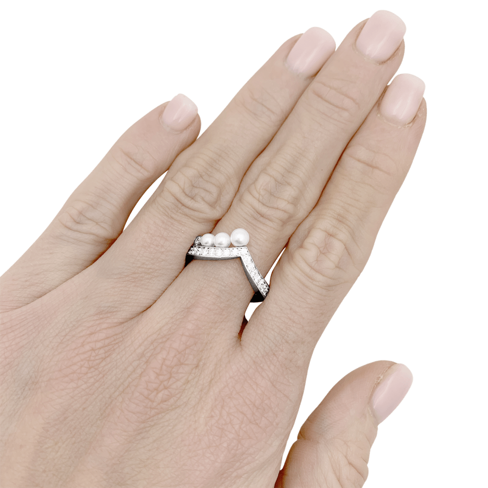 Bague Chaumet, "Joséphine", or blanc, diamants et perles.  5