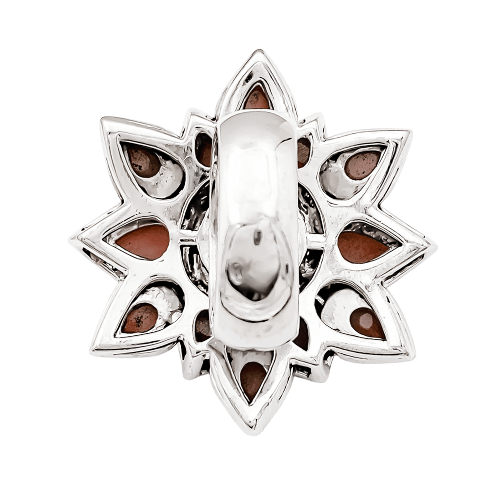 Bague fleur, or blanc, diamants et corail peau d'ange. 4