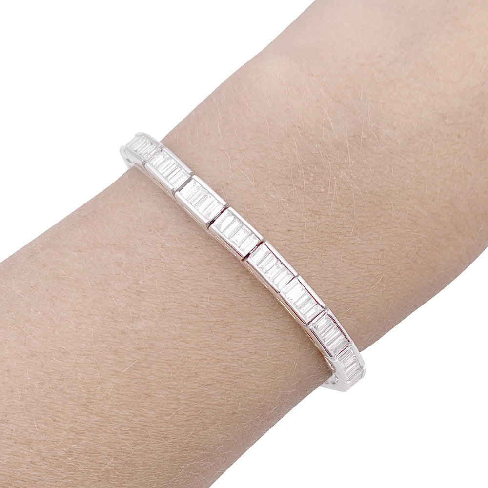 Bracelet ligne, or blanc et diamants taille baguette. 2