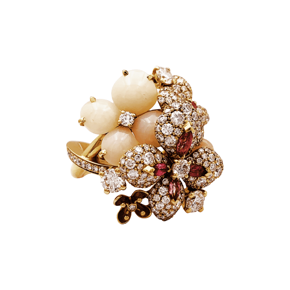 Bague Chaumet, « Hortensia Aube rosée », or rose, diamants, saphir rose et opales roses.  6