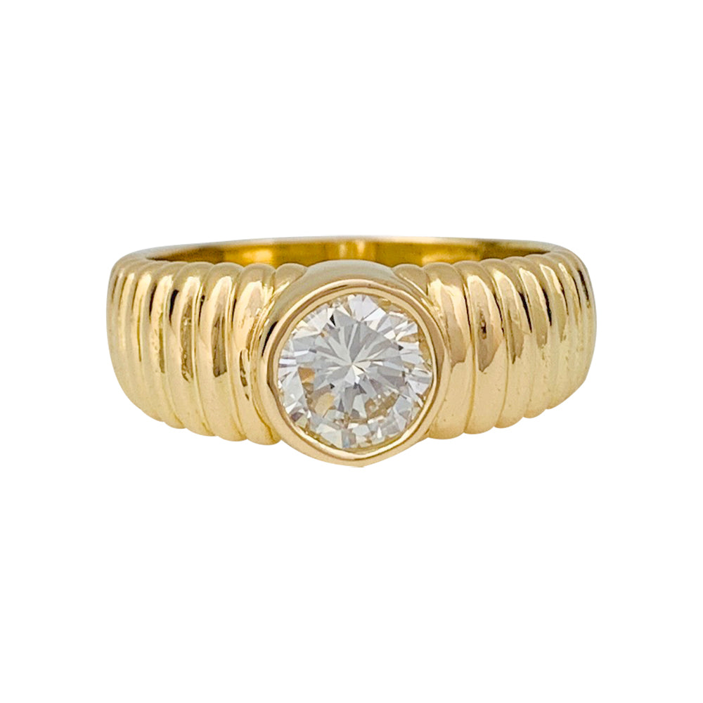 Une bague en or jaune godronnée 750/000 sertie d’un diamant taille brillant de 1,01 carat, couleur D, pureté IF.  LFG 389865 de 2022. Poids brut:5,8 grammes 6