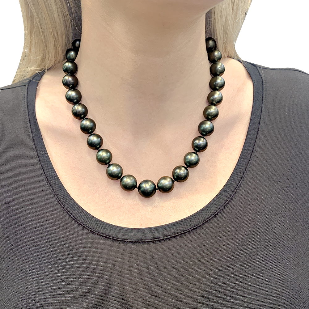 Collier perles de Tahiti, or blanc, diamants. 8