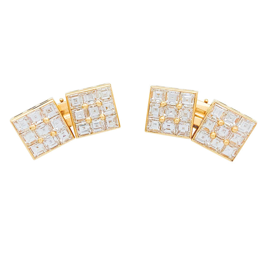 Une paire de boutons de manchette signée de la Maison Boucheron, en or jaune 750/000, formée de 4 carrés, chacun sertis de 9 diamants taille carrée. Poids total des diamants: environ 7 carats.  Poids brut: 11,2 grammes. 5